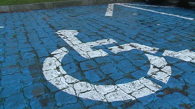 Miejsca parkingowe dla niepełnosprawnych nie są oznakowane jednakowo w całym mieście!