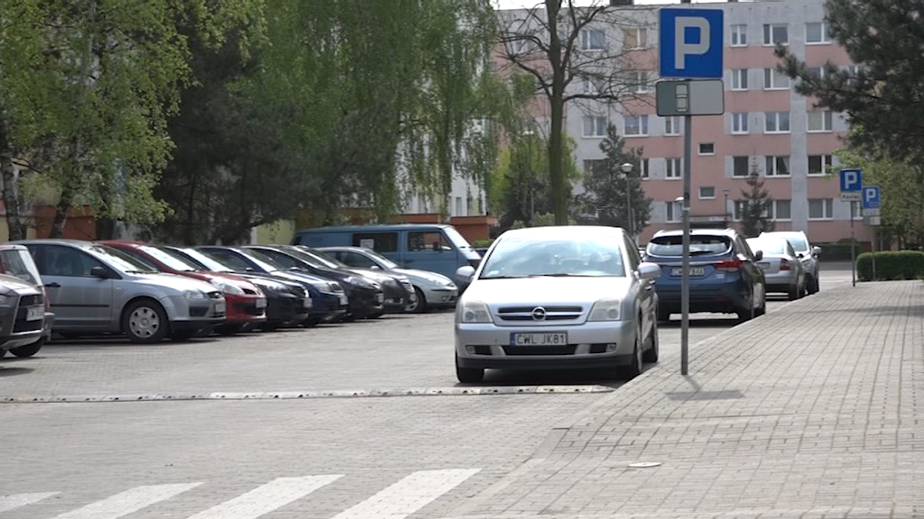 Coraz więcej samochodów we Włocławku,  a parkingów?