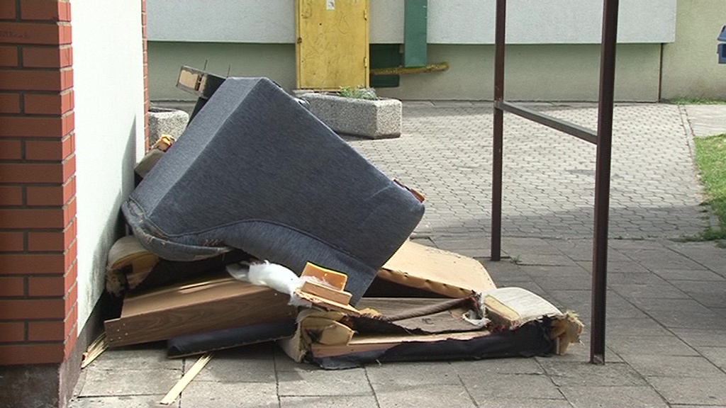 Plac Kolanowszczyzny tonie w śmieciach