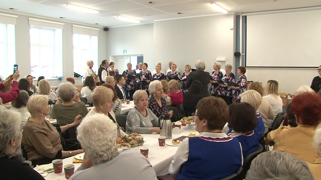 Rozśpiewani seniorzy na dzień kobiet
