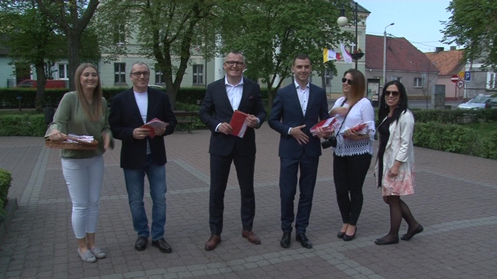 W Brześciu Kujawskim władze wręczyły mieszkańcom ponad 300 biało-czerwonych flag!