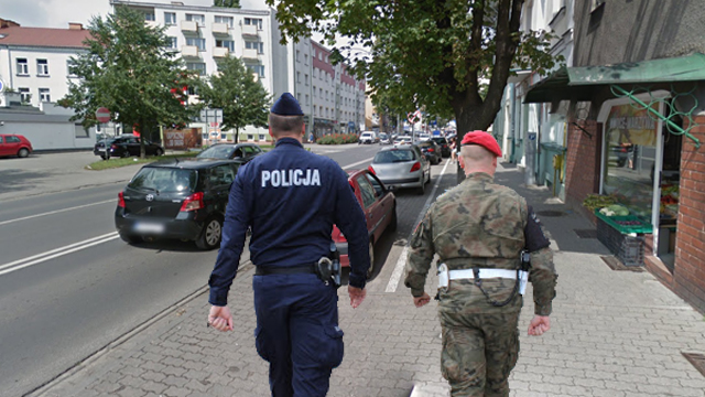Żołnierze WOT i włocławscy policjanci kontrolują chorych na COVID