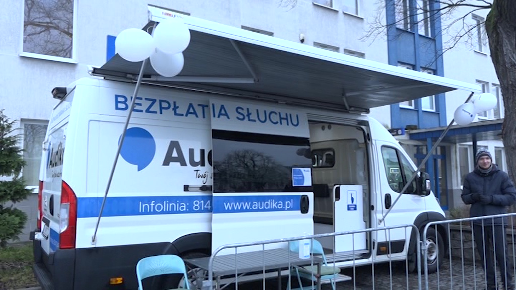 Pod Urzędem Miasta zaparkował audiobus