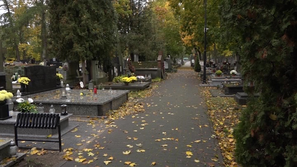 Przygotowania do 1 listopada – jak będą czynne cmentarze?