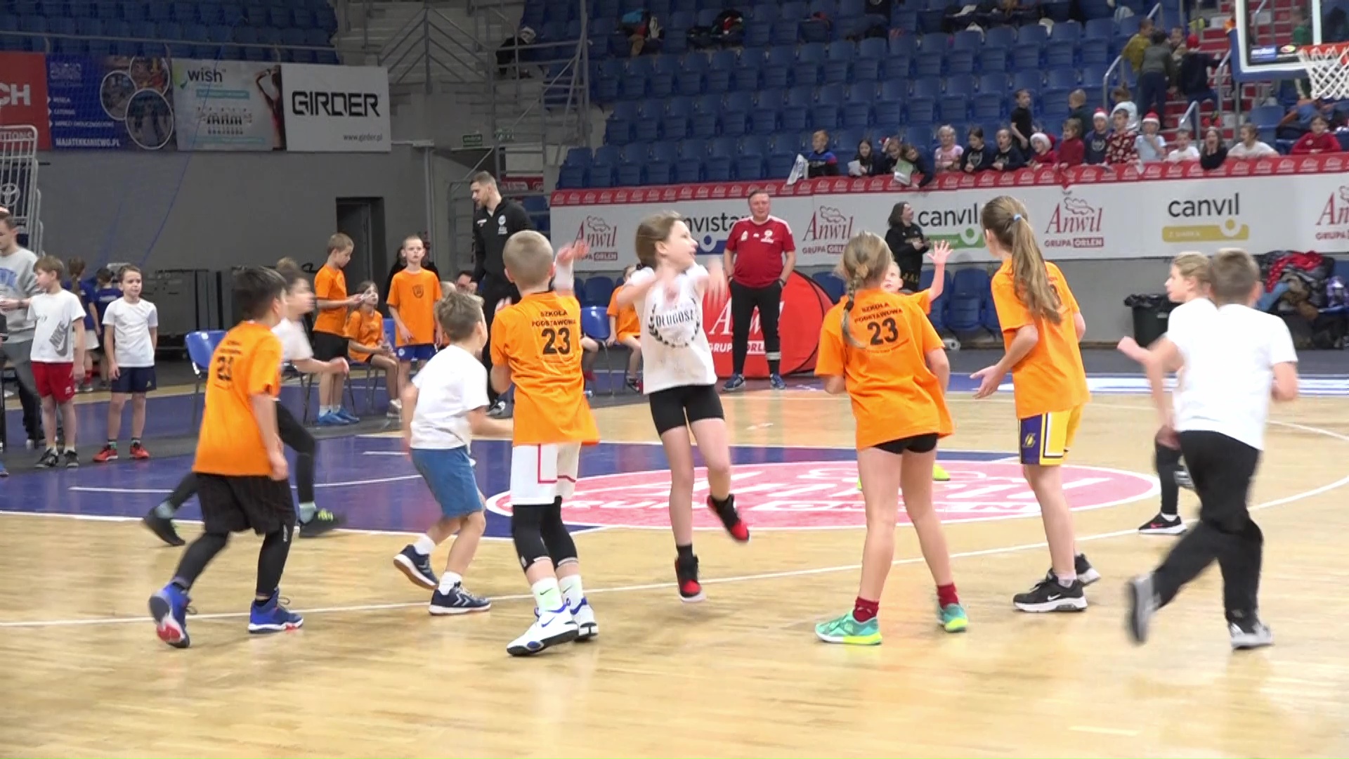 Rottweilery trenerami dzieci- Mikołajkowy turniej koszykarski